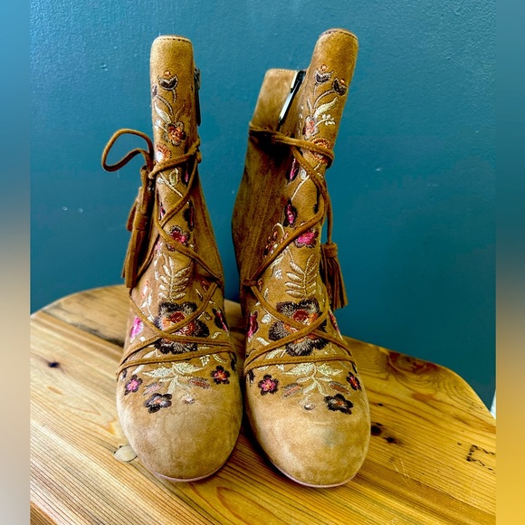 SAM EDELMAN Winnie Anthropologie Tan Suede Floral Embroidered Lace Ankle Boots 5 - Picture 3 of 8